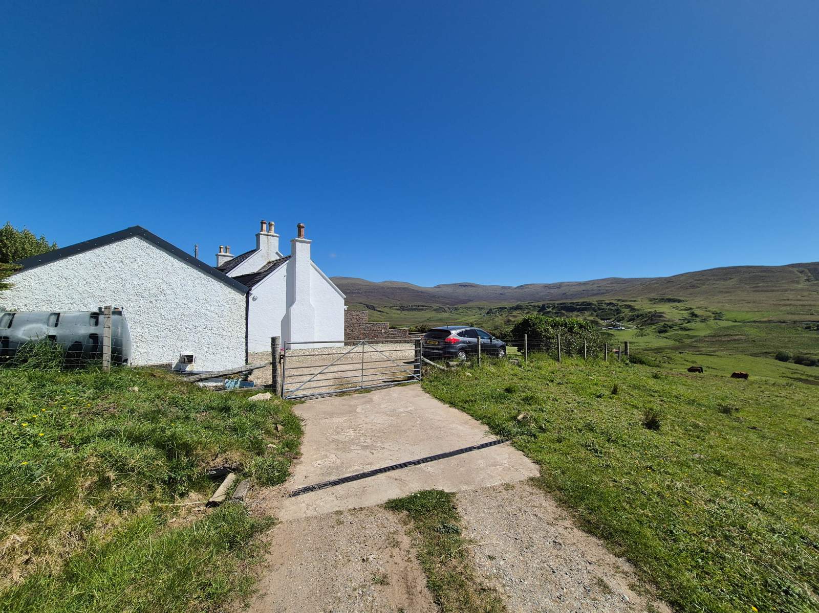 The driveway and gate at Gleann Síth House