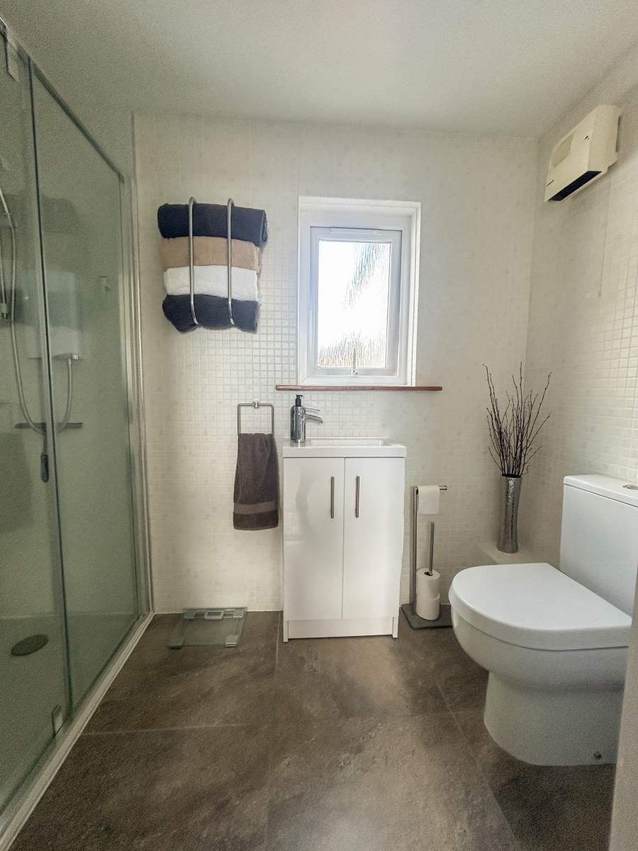 Shower room at Gleann Síth House
