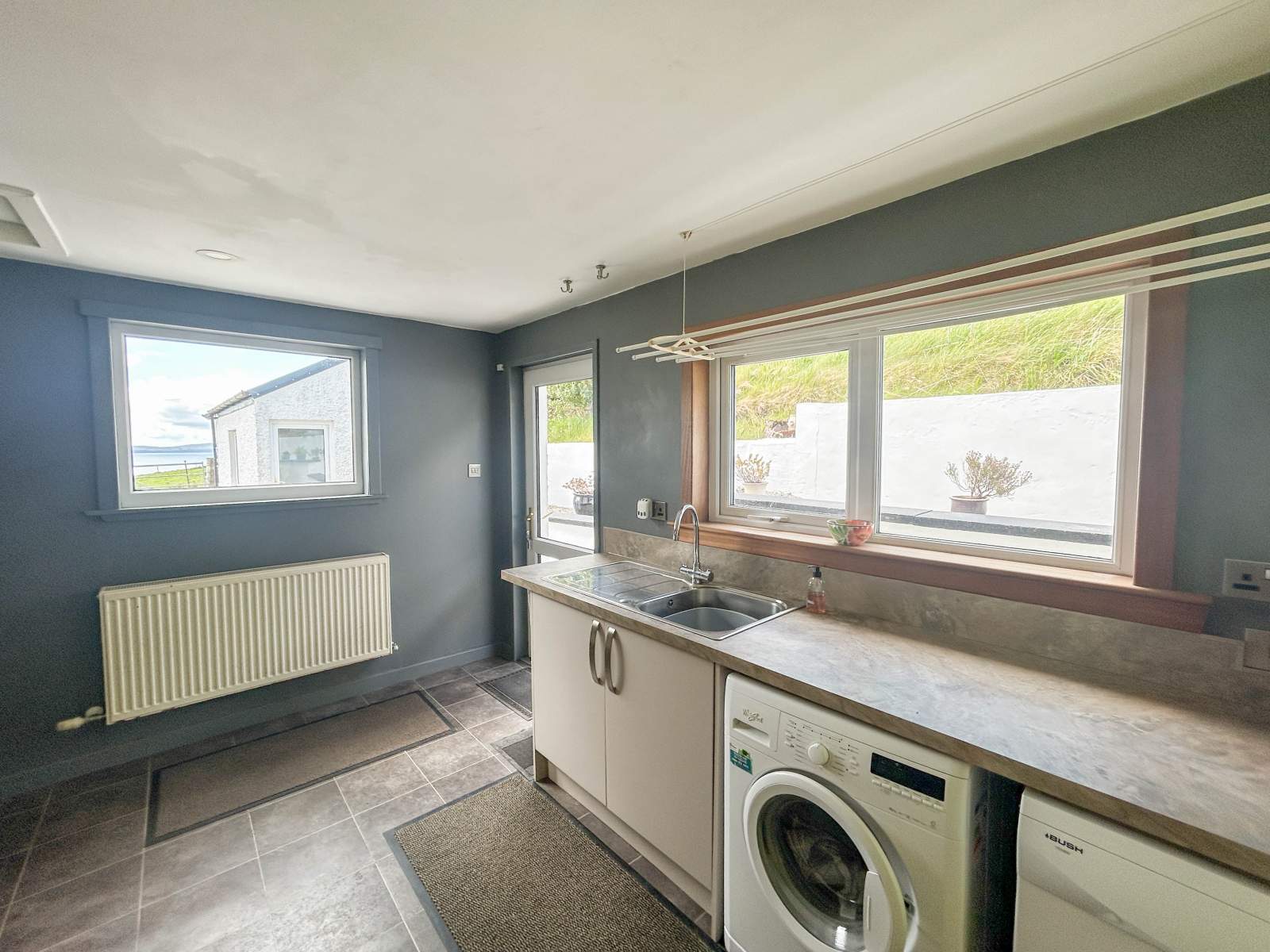 Kitchen with a sea view at Gleann Síth House
